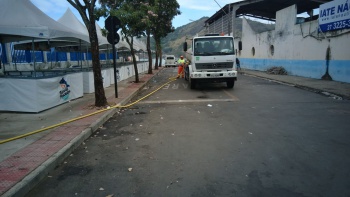 Limpeza na feira livre dos pescadores na Praia do Suá