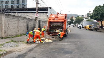 Limpeza na feira livre em Gurigica