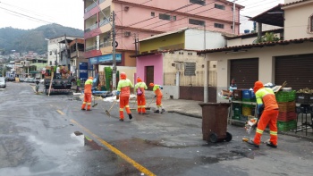 Limpeza na feira livre em Maruípe