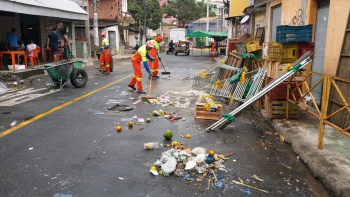 Limpeza na feira livre em Santa Martha