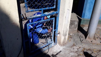 Manutenção no portão, no Parque Eucalipto