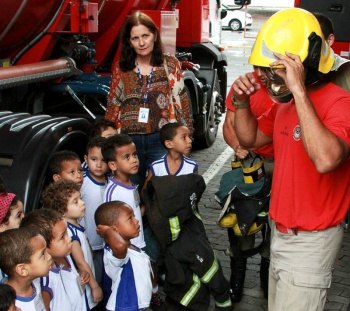 Visita de alunos do Cmei Thomaz ao Corpo de Bombeiros