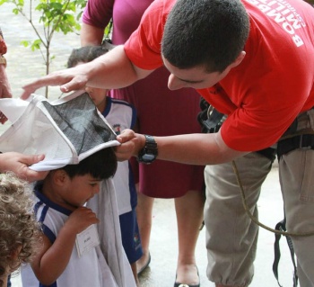 Visita de alunos do Cmei Thomaz ao Corpo de Bombeiros