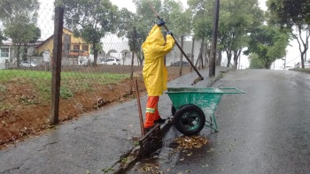 Limpeza de bueiros na Mata da Praia