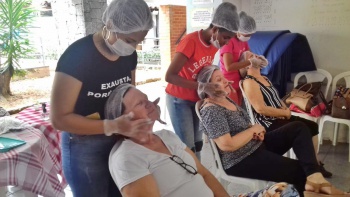 Oficina de maquiagem na Escola da Vida