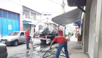 Desobstrução mecanizada de rede de drenagem na rua Ormando de Aguiar no Romão