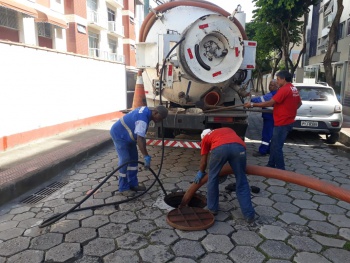 Desobstrução mecanizada de rede drenagem na Mata da Praia