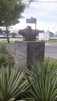 Busto foi depedrado