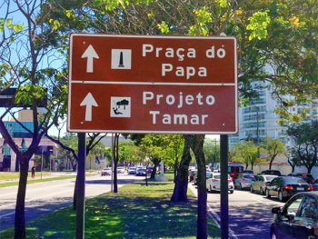 Placa de sinalização turística na Enseada do Suá