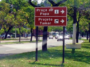 Placa de sinalização turística na Enseada do Suá