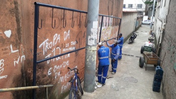 Reparo no piso e assentamento de bicicletário em Gurigica