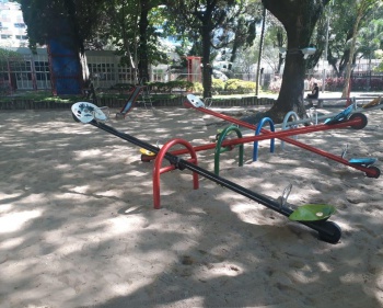 Instalação de assento gangorra parquinho parque Moscoso