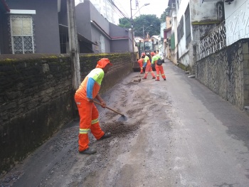 Raspagem de lama na ladeira Santa Clara