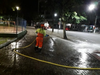 Lavagem na praça Philogomiro Lanne em Jardim da Penha