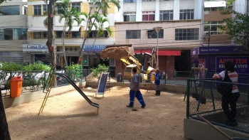 Reposição de areia, no playground da praça Ubaldo Ramalhete Maia