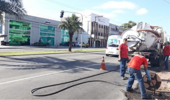 Desobstrução mecanizada de rede drenagem no Romão