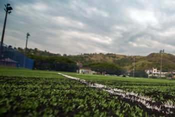Grama sintética de um campo de futebol
