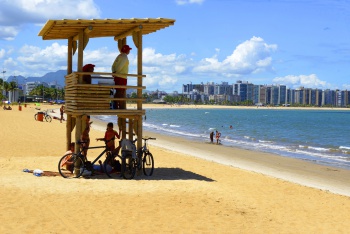 Posto elevado de salva vidas de Jardim Camburi
