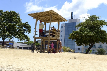Posto elevado de salva vidas de Jardim Camburi