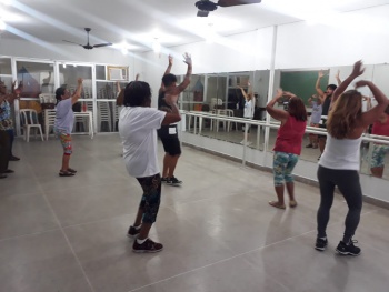 Idosos retomam aulas de dança no CCTI do Centro