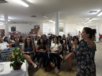 Laydiane conduz treinamento de manipulação de alimentos no Banco de Alimentos