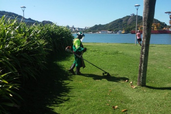 Semmam faz poda de grama na Enseada do Suá