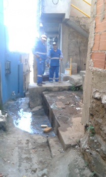 Desobstrução manual no beco do canavial