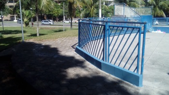 Pintura de mureta no entorno do Ralf de skate da Praça dos Namorados