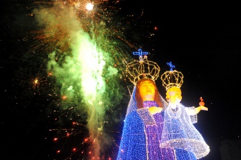 Acendimento da imagem de Nossa Senhora da Penha na Praça do Papa