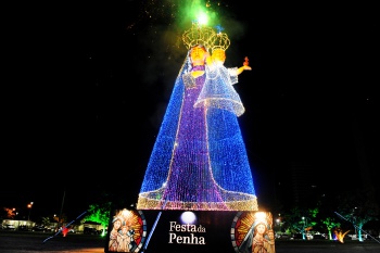 Acendimento da imagem de Nossa Senhora da Penha na Praça do Papa