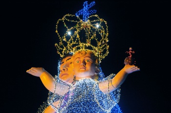 Acendimento da imagem de Nossa Senhora da Penha na Praça do Papa