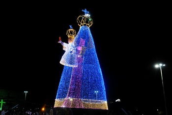 Acendimento da imagem de Nossa Senhora da Penha na Praça do Papa
