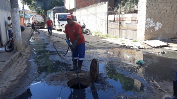 Desobstrução mecanizada na rua Aurora Maria Zanotti fante no Bairro Gurigica
