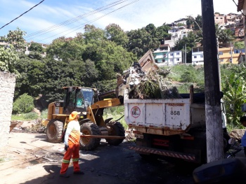 Limpeza mecanizada na rua Aurora Maria Zanotti fante no Bairro Gurigica