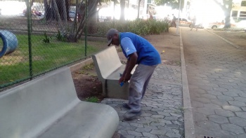 Manutenção e pintura na Praça Getúlio Vargas no Centro
