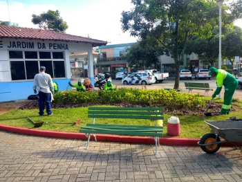 Paisagismo na praça Regina Frigeri Furno