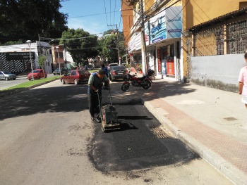 Operação tapa-buraco na Avenida Paulino Miller ao lado do Trevo de fradinhos