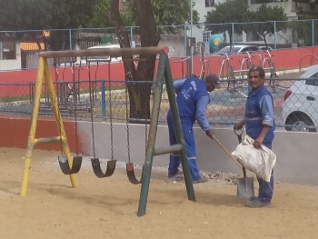 Limpeza da areia do playground do Parque de Tabuazeiro