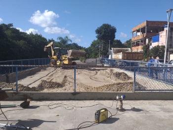 Limpeza mecanizada de areia do campinho em Nova Palestina