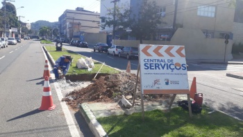 Continuação de recuperação de canteiro Central na Avenida Paulino Müller no bairro Ilha de Santa Maria