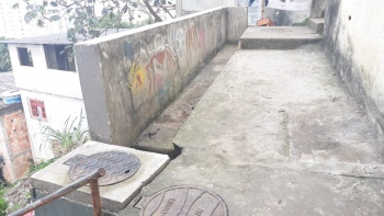 Tampa de drenagem instalada na escadaria Sumaré número 60 abaixo do Mirante bairro Jaburu
