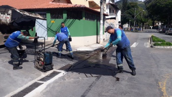 Operação tapa-buraco na Rua Francisco segóvia no bairro fradinhos