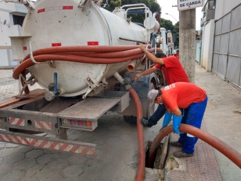 Limpeza de caixas ralos na Av. Carlos Gomes de Sá em Mata da Praia,Central 9