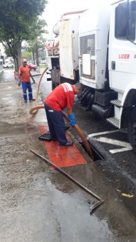 Limpeza e desobstrução de caixa ralo na Avenida Anísio Fernandes Coelho, 1181,Jardim da Penha, Central 9