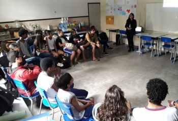 Estudantes na roda de conversa conduzida pela psicóloga Mayara Truli