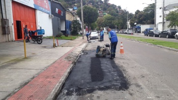 Operação tapa-buraco na Rua Construtor Camilo gianordoli no bairro Horto