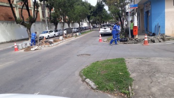 Continuação de recuperação de canteiro Central na Avenida Alberto Torres esquina com a Rua Bernardo horta no bairro jucutuquara
