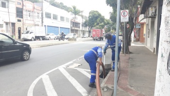 impeza preventiva em caixa ralo na Avenida Paulino Müller cruzamento com a Rua Antero de Almeida bairro jucutuquara