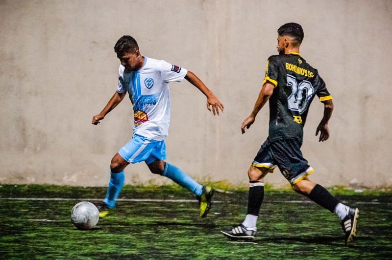 Adolescentes jogando futebol jogo de futebol fotos, imagens de