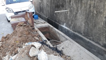 conserto de rede de drenagem na Rua Maria da Paixão dos Santos, no bairro Jaburu